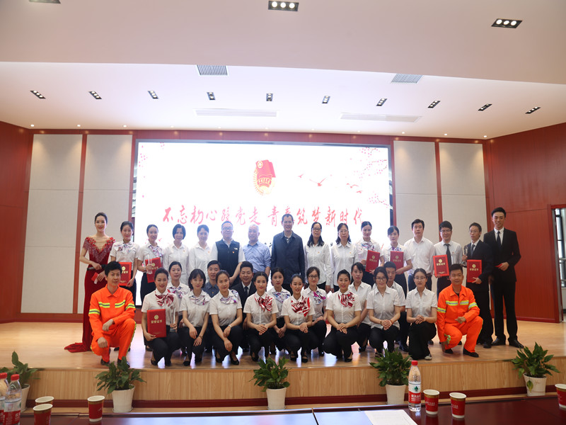 1540906321275102.jpg 2 合影留念.jpg