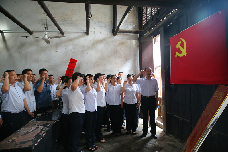 1540907179350278.jpg 6学员在瞿家湾革命根据地重温入党誓词.jpg