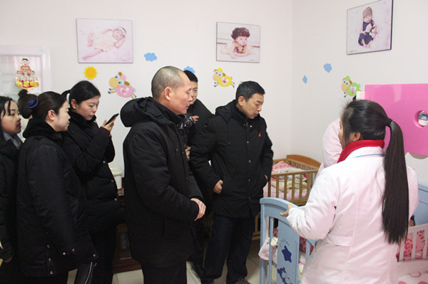 1540907909191319.jpg 2志愿队看望孤残婴幼儿.JPG