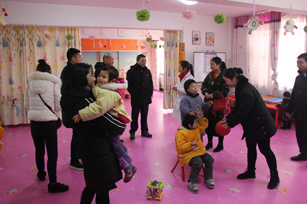 1540907928101937.jpg 3志愿队在儿童活动室与小朋友们互动.JPG