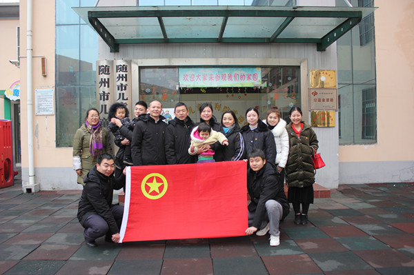 1540907966148631.jpg 5志愿队与福利院工作人员及部分小朋友合影留念.jpg