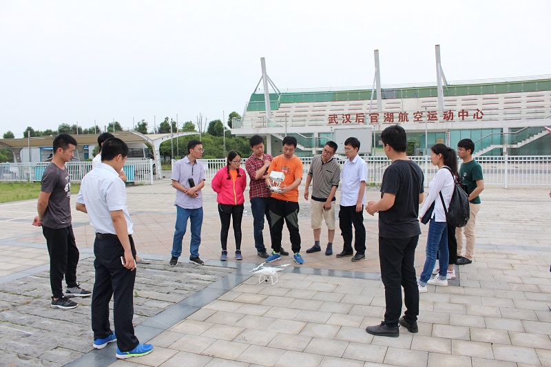 1540908610249067.jpg 333授课老师讲解飞行技巧.jpg