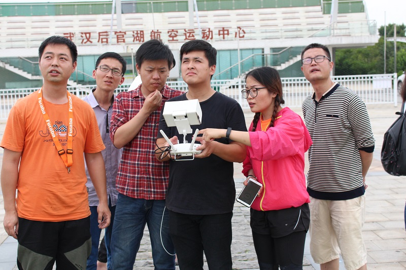 1540908640176860.jpg 444员工尝试操作飞行器.jpg