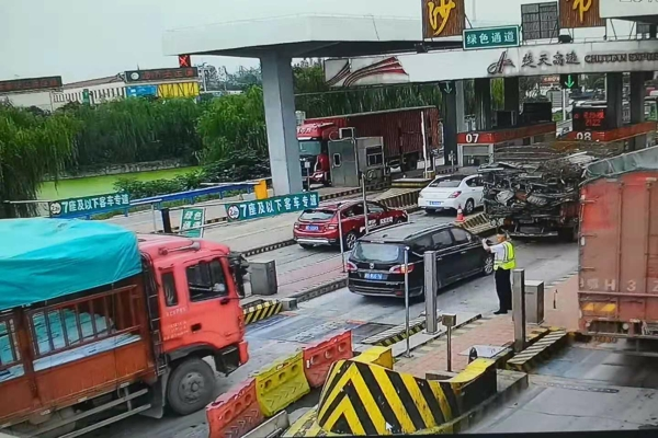 1542094654869328.bmp 3.员工现场疏导车流.bmp