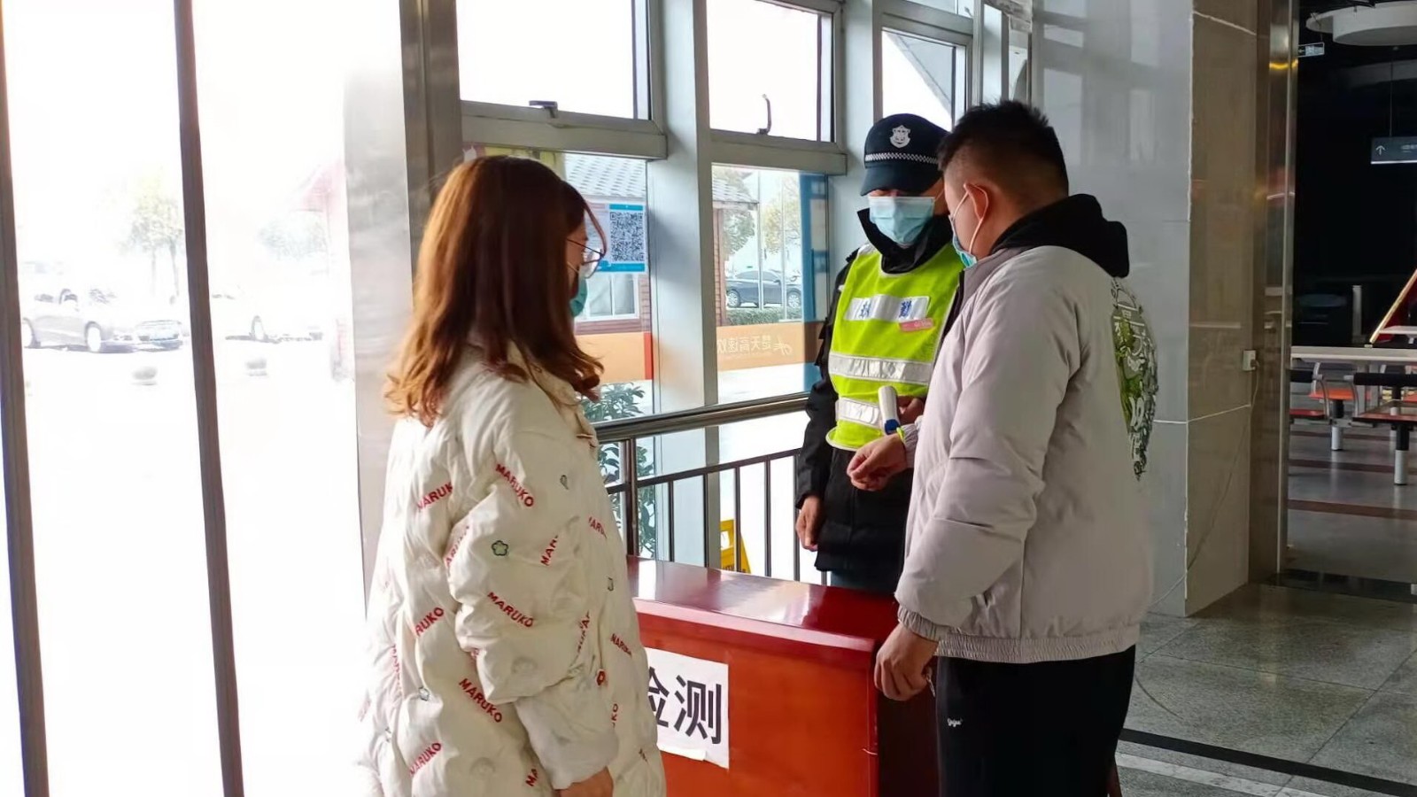 1609728403799659.jpg 五、1月1日,楚天公司枝江西服务区,协助开展交通安全宣传.jpg