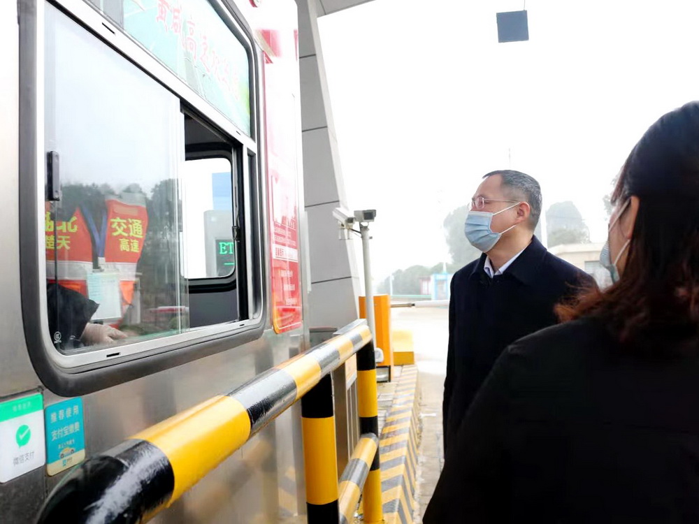 1612164483191190.jpg 23.1月26日,公司王董、党群工作部程部长、综合办公室吴主任在咸宁公司钟总等一行的陪同下到灵乡管理所进行困难职工慰问。随后,王董对管理所疫情防控、车流量、设备保障等情况进行详细询问,强调春运期间要做好防控措施和后勤保障工作。最后参观了管理所小菜园建设。.jpg