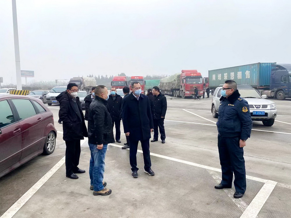 1612164505699137.jpg 22.公司王董在咸宁公司钟总一行陪同下,对双溪服务区春运节前疫情防控工作进行检查和督导,嘱咐服务区员工要加强自身营养,提高自身免疫力,在安全防护的同时继续做好服务区春运保畅工作。.jpg