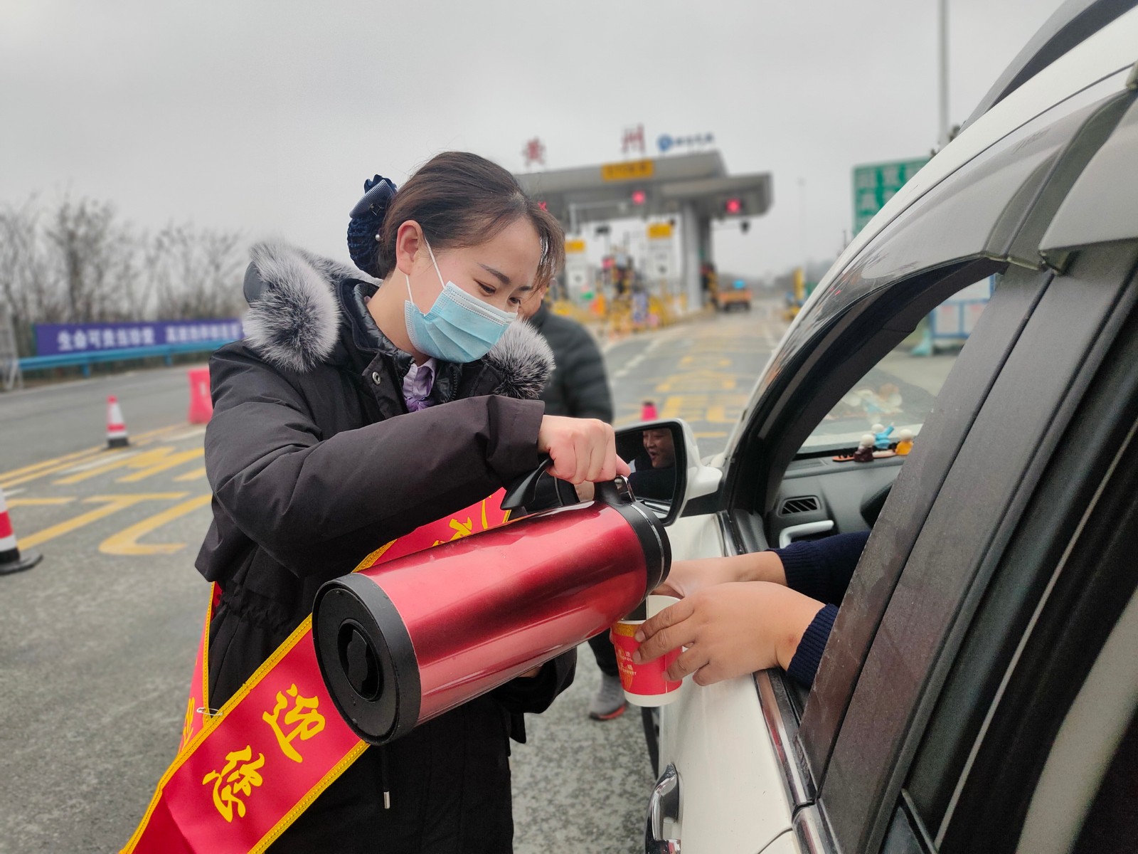 1613711630110686.jpg 4.2春运暖城送服务.jpg