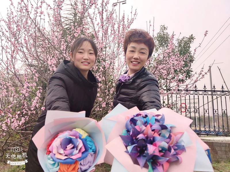 1646900940906550.jpg 团风所 袁婀娜什么是心愿?将它种进土里是美丽的花朵,将它抛上天空是自由的小鸟,将它赠予子女是茁壮与成长,将它送给父母是健康和长寿,将它赋与高速路是路畅人安,将它奉献给祖国是民富国强。.jpg